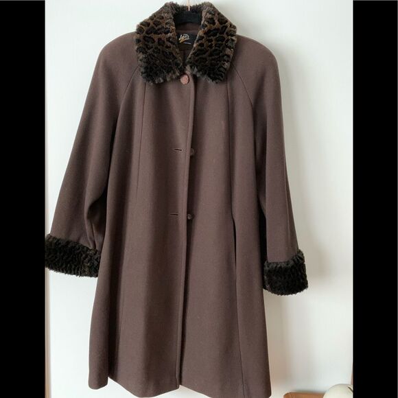 Brown 100% wool coat faux fur collar and cuffs,excellent condition,made in USA,L - Picture 2 of 9